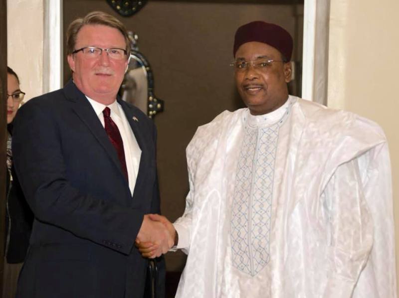 Niger/USA – L’ambassadeur des Etats Unis annonce la fermeture de certains de leurs services au Niger